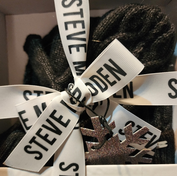 NWT Steven Madden Beanie & Mitten Set Black One Size - Picture 3 of 8